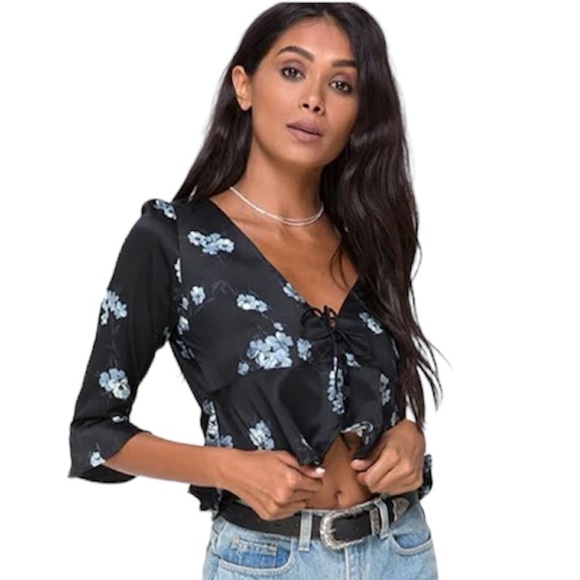 Motel Rocks Vinequa Top In Satin Mono Flower Black - Picture 3 of 14